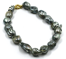 Cargar imagen en el visor de la galería, Pulsera de oro amarillo de 18 quilates de 7,9&quot; con perlas barrocas de agua dulce ovaladas de 9/14 mm y rayas grises.
