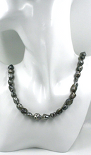 Cargar imagen en el visor de la galería, Collar de oro amarillo de 18 quilates de 16&quot; con perlas barrocas de agua dulce ovaladas de 9/14 mm y rayas grises.
