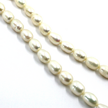 Cargar imagen en el visor de la galería, Collar de oro amarillo de 18 quilates de 20&quot;, perlas blancas barrocas de agua dulce de 6 x 7 mm con forma ovalada.
