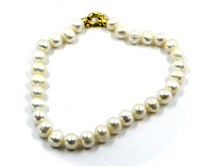 Cargar imagen en el visor de la galería, Pulsera de oro amarillo de 18 quilates de 7,9&quot; con perlas barrocas de agua dulce blancas redondas/ovaladas de 7-7,5 mm.
