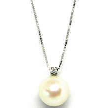 Load image into Gallery viewer, 18k white gold necklace Akoya pearl 8.5 mm and diamond, pendant &amp; venetian chain.
