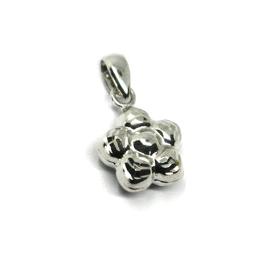 18k white gold mini rounded flower pendant 10mm diam. two faces, smooth & worked.