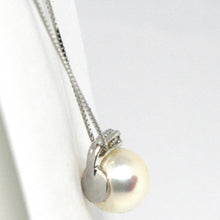 Load image into Gallery viewer, 18k white gold necklace Akoya pearl 8.5 mm and diamond, pendant &amp; venetian chain.
