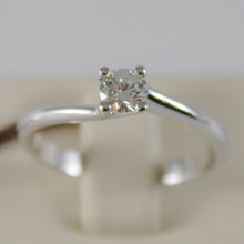 Load image into Gallery viewer, 18k white gold solitaire wedding band twisted ring diamond 0.26 made in Italy.
