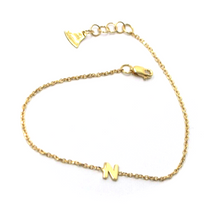 Load image into Gallery viewer, 18k yellow gold rolo thin bracelet with central small 5mm letter initial N.
