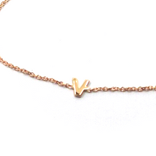 Load image into Gallery viewer, 18k rose gold rolo thin bracelet with central small 5mm letter initial V.
