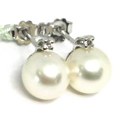 18k white gold earrings with white round akoya pearls 8.5 mm and diamonds.