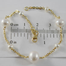 Load image into Gallery viewer, 18k yellow gold bracelet 7.1 inches squared chain &amp; white pearl made in Italy.
