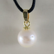 Load image into Gallery viewer, 18k yellow gold pendant charm with round akoya white pearl 8 mm, made in Italy.
