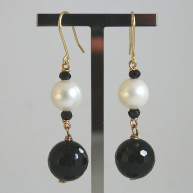 SOLID 18K YELLOW GOLD EARRINGS, WITH BLACK ONYX AND WHITE PEARL, LENGTH 2 INCHES.