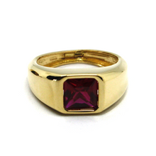 Load image into Gallery viewer, 18K YELLOW GOLD MAN 11mm BAND RING WITH CENTRAL SQUARE RED CRYSTAL, PRINCESS CUT.
