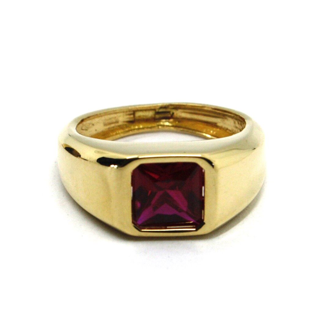 18K YELLOW GOLD MAN 11mm BAND RING WITH CENTRAL SQUARE RED CRYSTAL, PRINCESS CUT.