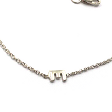 Load image into Gallery viewer, 18k white gold rolo thin bracelet with central small 5mm letter initial E.
