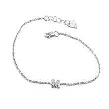 Charger l&#39;image dans la galerie, 18k white gold rolo thin bracelet with central small 5mm letter initial M.
