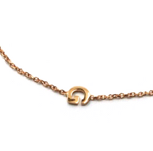 Load image into Gallery viewer, 18k rose gold rolo thin bracelet with central small 5mm letter initial G.
