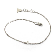 18k white gold rolo thin bracelet with central small 5mm letter initial L.