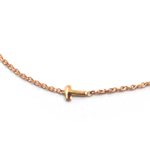 Load image into Gallery viewer, 18k rose gold rolo thin bracelet with central small 5mm letter initial T.
