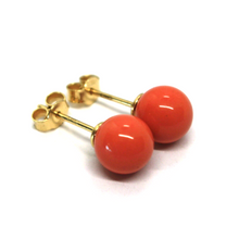 Load image into Gallery viewer, 18k yellow gold balls spheres red reconstructed coral button earrings 8mm, 0.31&quot;.
