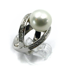 Load image into Gallery viewer, 18k white gold doble crossed ring, big australian 12mm pearl and diamonds frame.
