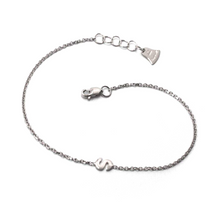 Cargar imagen en el visor de la galería, 18k white gold rolo thin bracelet with central small 5mm letter initial S.

