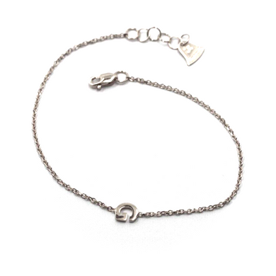 18k white gold rolo thin bracelet with central small 5mm letter initial G.