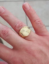 Load image into Gallery viewer, 18K YELLOW WHITE GOLD MAN BAND RING TWO TONE, 17mm WORKED SQUARE WITH RAYS.
