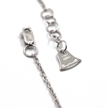 Charger l&#39;image dans la galerie, 18k white gold rolo thin bracelet with central small 5mm letter initial M.
