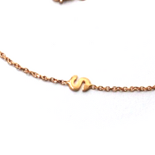 Cargar imagen en el visor de la galería, 18k rose gold rolo thin bracelet with central small 5mm letter initial S.
