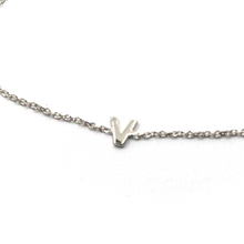 Cargar imagen en el visor de la galería, 18k white gold rolo thin bracelet with central small 5mm letter initial V.
