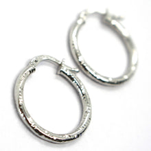 Load image into Gallery viewer, 18k white gold circle hoops twisted hammered earrings 20 mm, 1.5 mm thick, Italy.
