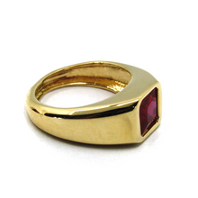 Load image into Gallery viewer, 18K YELLOW GOLD MAN 11mm BAND RING WITH CENTRAL SQUARE RED CRYSTAL, PRINCESS CUT.
