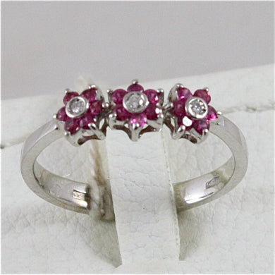 18k white gold 750 ring with rubies and diamonds, flowers.