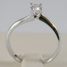 Load image into Gallery viewer, 18k white gold solitaire wedding band twisted ring diamond 0.26 made in Italy.
