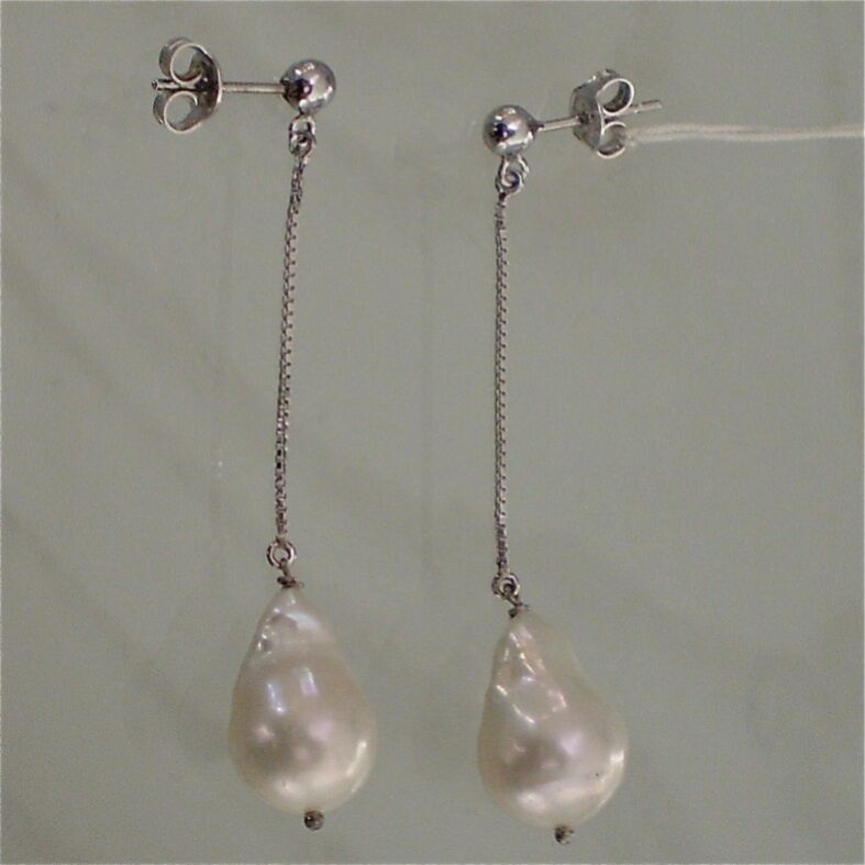 18k white gold pendant earrings with white drop pearls, made in Italy.